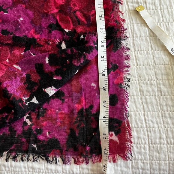 NWT Coach sample scarf w/berry floral motif. - Picture 6 of 10